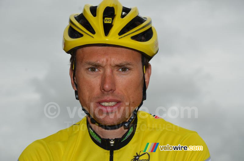 Nico Sijmens in het geel aan de start