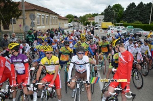 The peloton at the start in Charvieu-Chavagneux (457x)