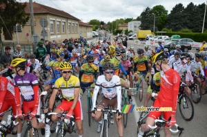 Le peloton au départ à Charvieu-Chavagneux (288x)