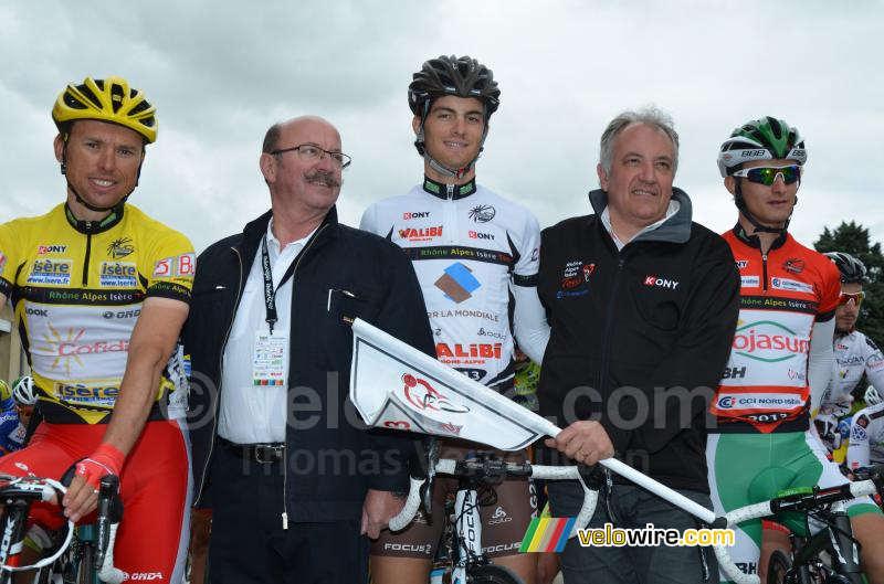 De gele, witte en rode trui aan de start