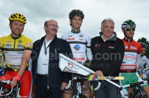 The yellow, white and red jersey at the start (466x)