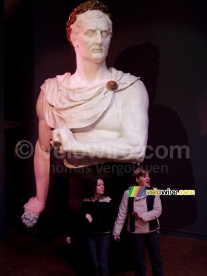 Virginie & Virginie in front of a statue (317x)