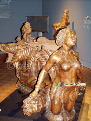 Des statues en bois d'un bateau (178x)