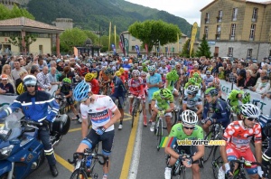 The peloton at the start in Sisteron (467x)