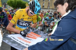 Chris Froome signs the start flag (286x)