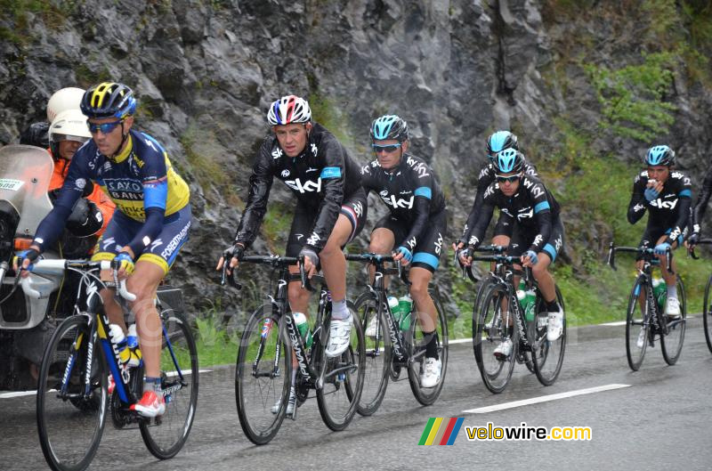 Ian Stannard (Team Sky) vooraan in het peloton