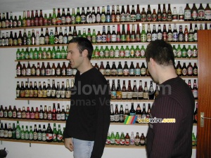 Bernard & Stefan devant ma collection de bouteilles de bière (334x)