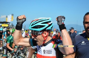 Jan Bakelants fête à nouveau sa victoire (3) (485x)