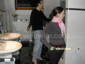 Découverte de la salle de bains : Bernard, Fabian & Marie-Laure (326x)