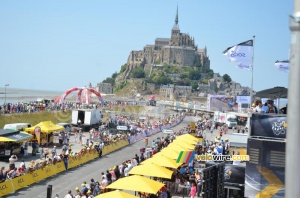 Mikel Astarloza in front of the Mont Saint-Michel (806x)