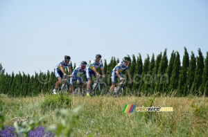 Part of the Orica-GreenEDGE team passes Grignan on the rest day (820x)