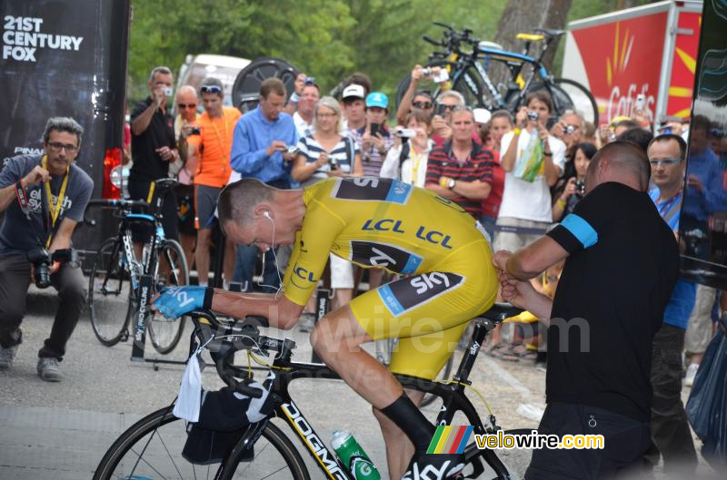 Chris Froome (Team Sky) warming up