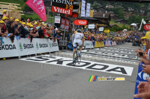Tom Dumoulin (Argos-Shimano), on his way to the photographers! (478x)