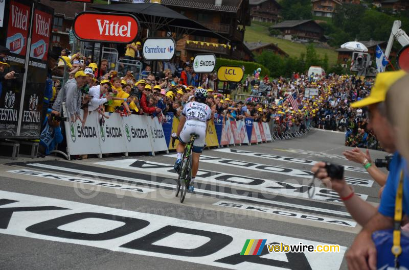 Simon Geschke (Argos-Shimano) zig-zaggend