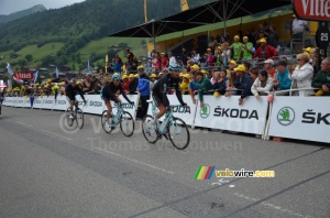 Haimar Zubeldia & Andy Schleck (Radioshack-Leopard) & Sergey Lagutin (Vacansoleil) (605x)