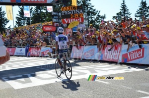 Nairo Quintana (Movistar) devant la foule au Semnoz (1071x)