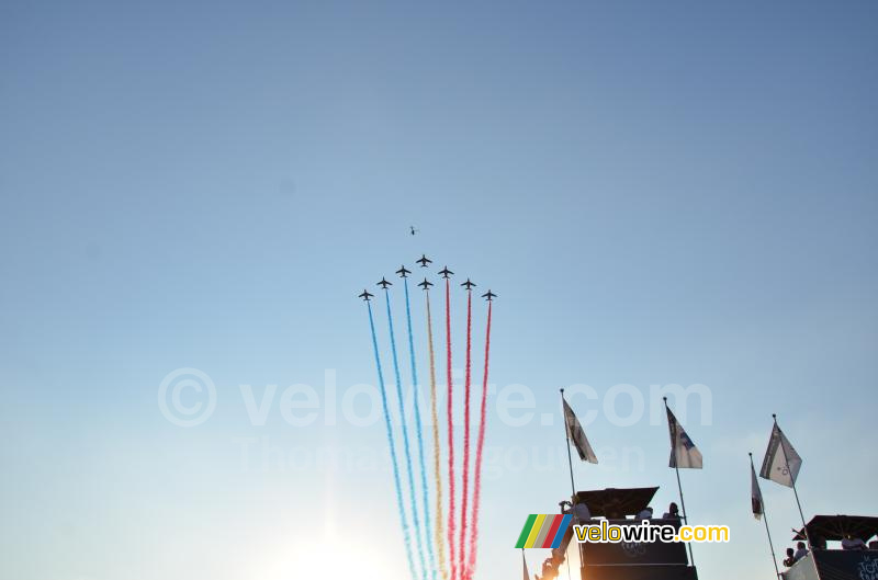 De Patrouille de France groet de Tour de France (2)