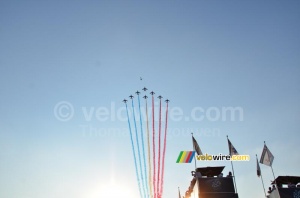 The Patrouille de France salutes the Tour de France (2) (828x)