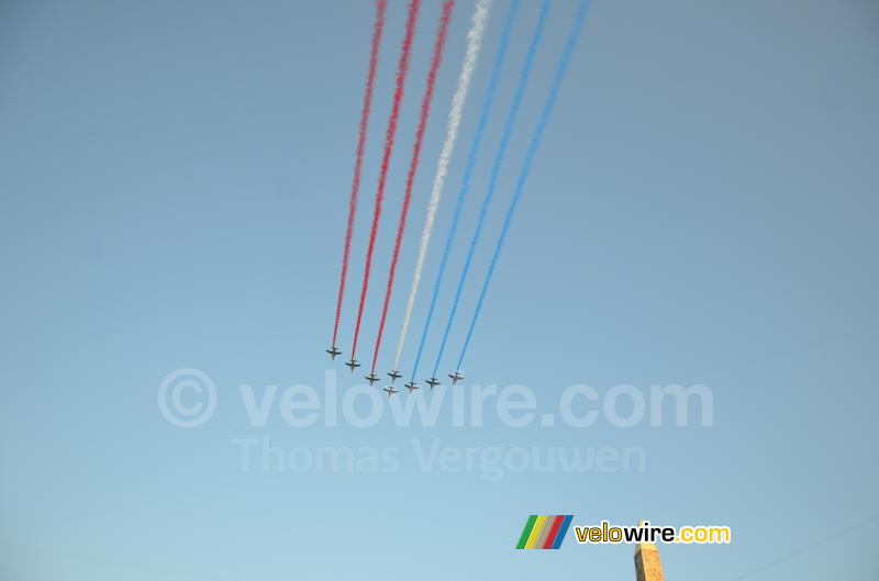 De Patrouille de France groet de Tour de France (4)