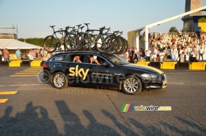 The Team Sky car in the colours of the yellow jersey (729x)