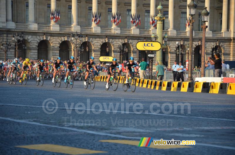 Team Sky aan kop op het Place de la Concorde