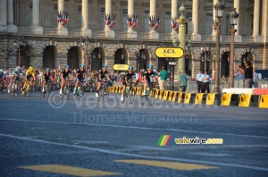 Team Sky leads the peloton on the Place de la Concorde (966x)