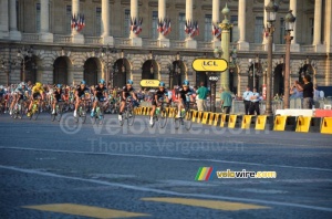 Team Sky leads the peloton on the Place de la Concorde (825x)