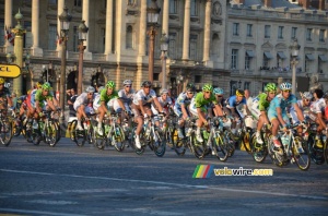 The coloured peloton in the light of the falling sun (1610x)