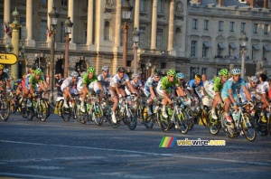 The coloured peloton in the light of the falling sun (1389x)