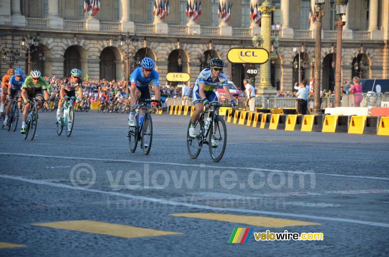 Michael Albasini (Orica-GreenEDGE) & David Millar (Garmin-Sharp) calle aan