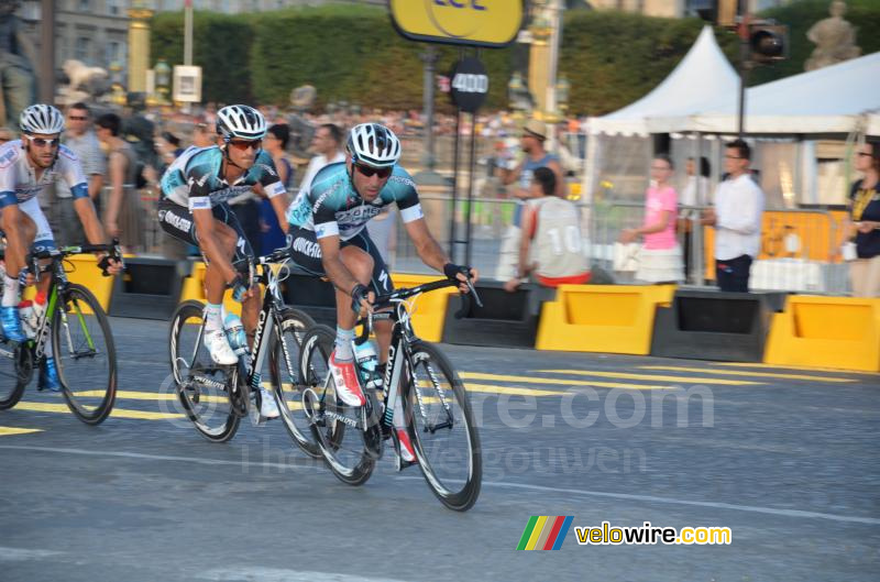 Jérôme Pineau & Peter Velits (Omega Pharma-QuickStep) springen in het oog in het donker