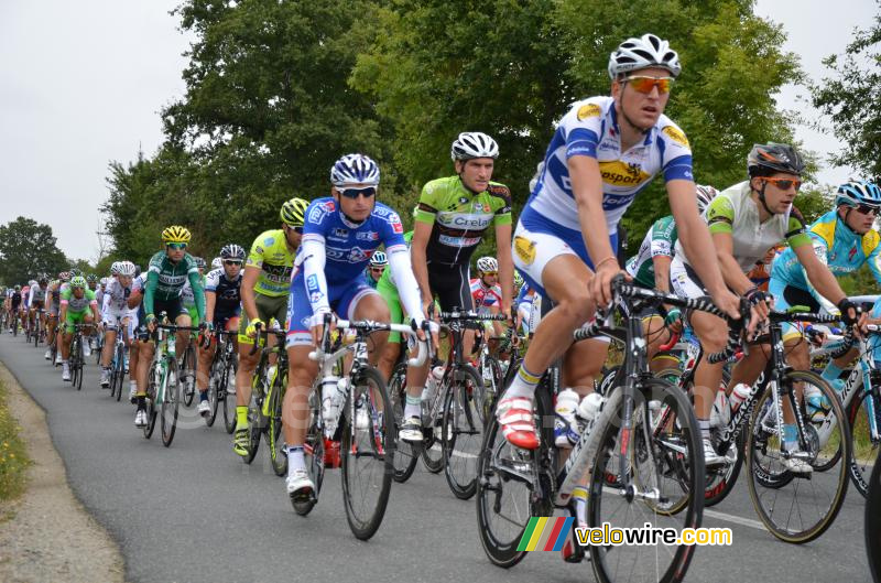 Het peloton in Bouesse (2)