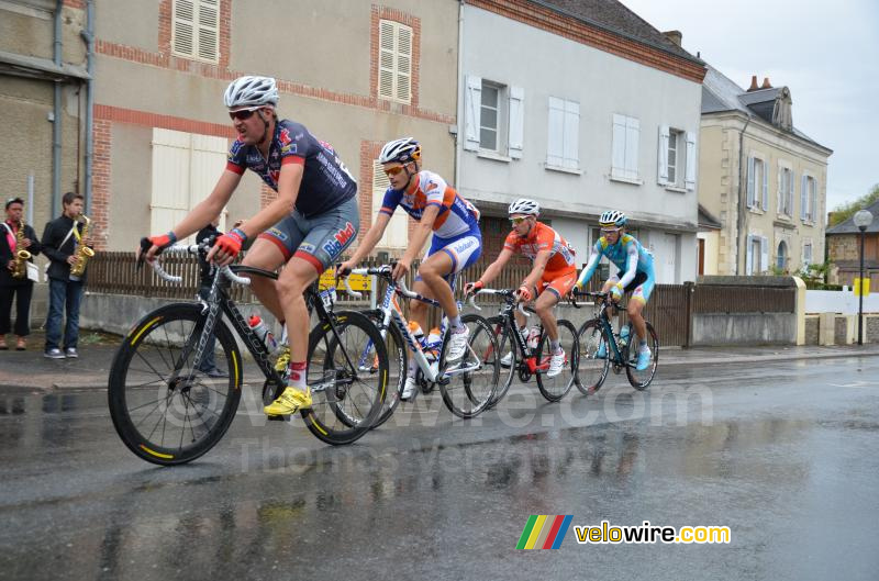 De kopgroep in de regen (2)