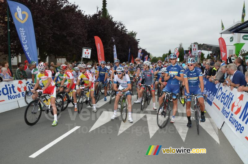 Het peloton voor de start van de Grand Prix d'Isbergues (2)