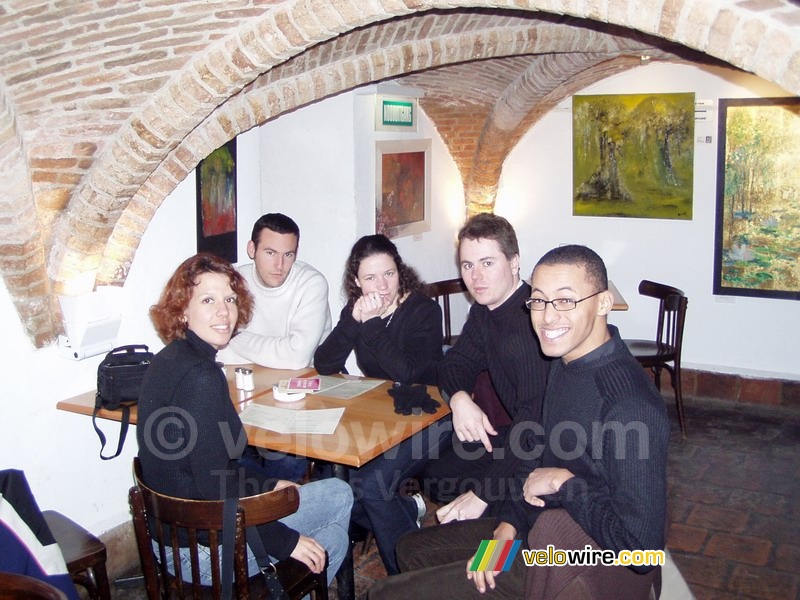 Ludivine, Bernard, Anne-Ccile, Stefan & Rachid in een restaurant in Delft