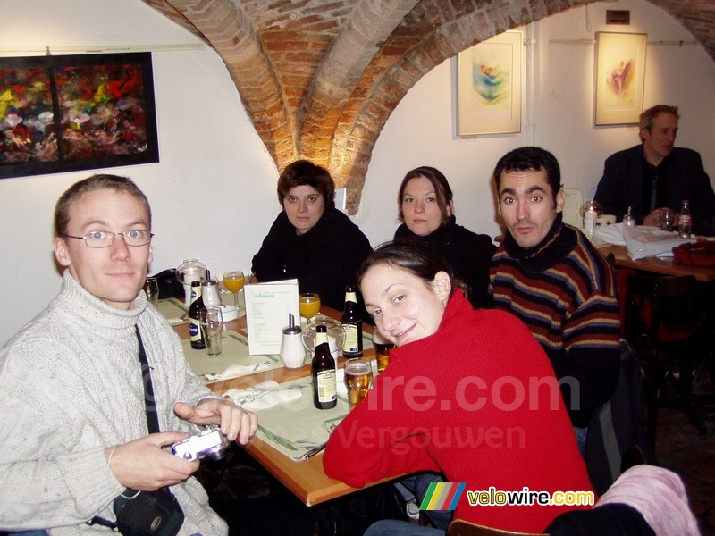 Florent, Virginie, Virginie, Fabian & Marie-Laure in een restaurant in Delft