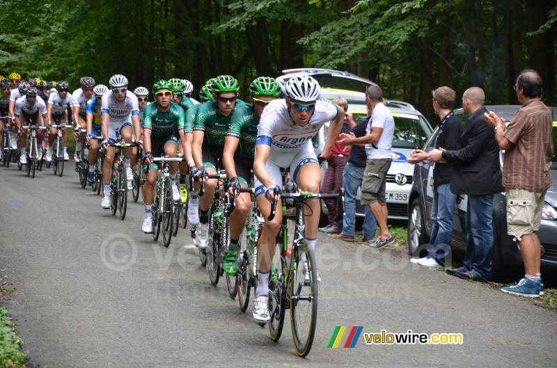 Tom Stamsnijder (Argos-Shimano) aan kop van het peloton in het bos van Nédonchel (2)