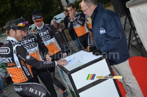 Jempy Drucker (Accent Jobs-Wanty) à la signature (617x)