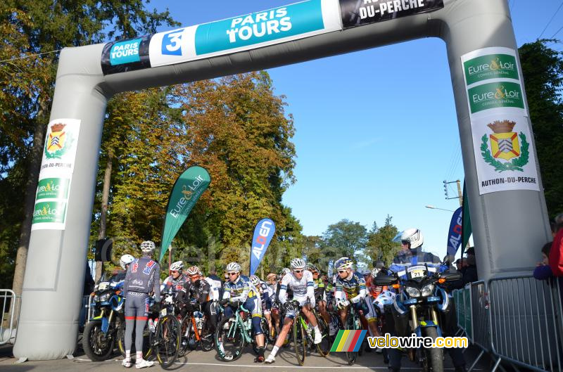 Het peloton onder de startboog in Authon-du-Perche