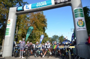 Le peloton sous l'arche du départ à Authon-du-Perche (856x)