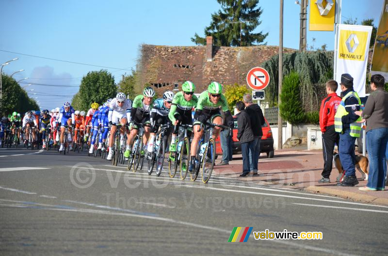 Het peloton onder aanvoering van Belkin