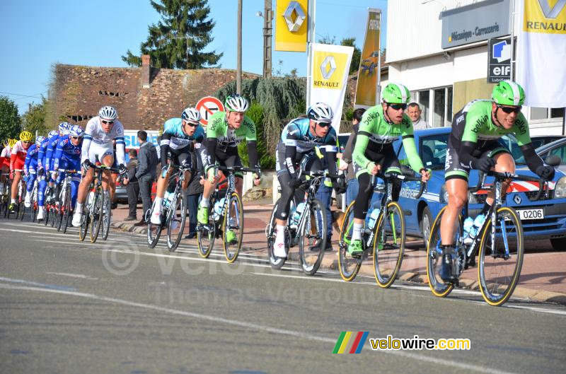 Het peloton onder aanvoering van Belkin & FDJ.fr