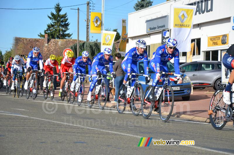 De FDJ.fr ploeg vooraan in het peloton