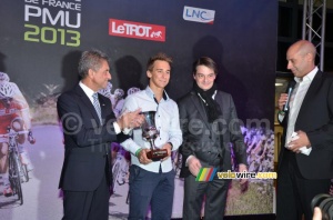 Bryan Coquard (Europcar) avec son prix de meilleur jeune (552x)