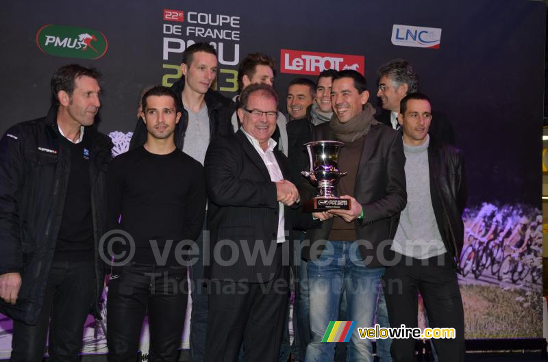 Yvon Sanquer reikt de prijs uit aan de FDJ.fr ploeg