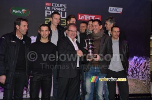 Remise de prix à l'équipe FDJ.fr par Yvon Sanquer (718x)