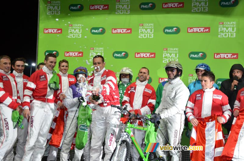 Sandy Casar viert zijn overwinning met champagne