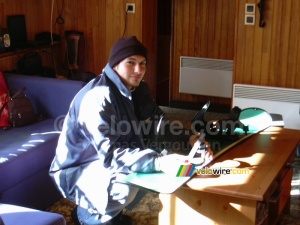 Cédric répare son surf (348x)