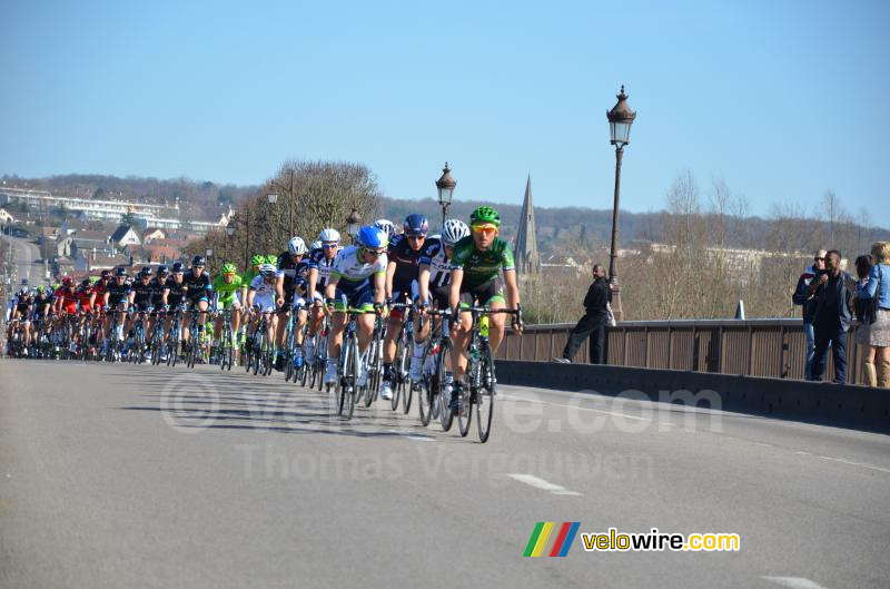 Het peloton op de brug van Mantes-la-Jolie