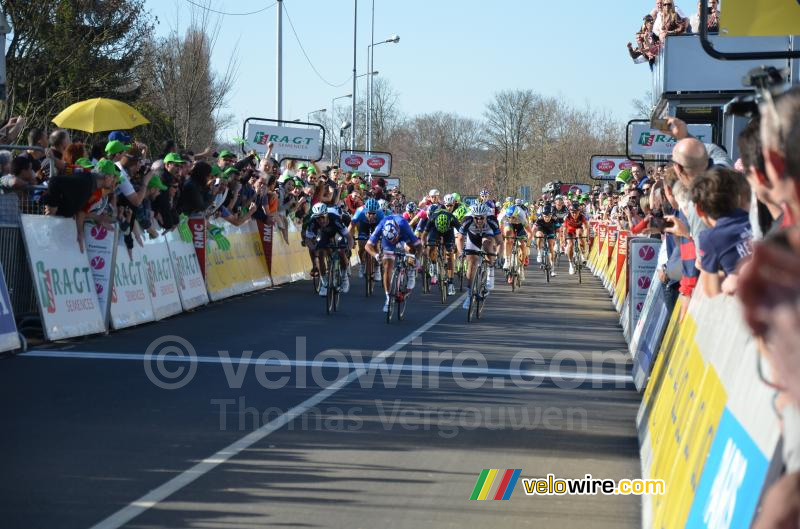 Nacer Bouhanni (FDJ.fr) vol in de sprint